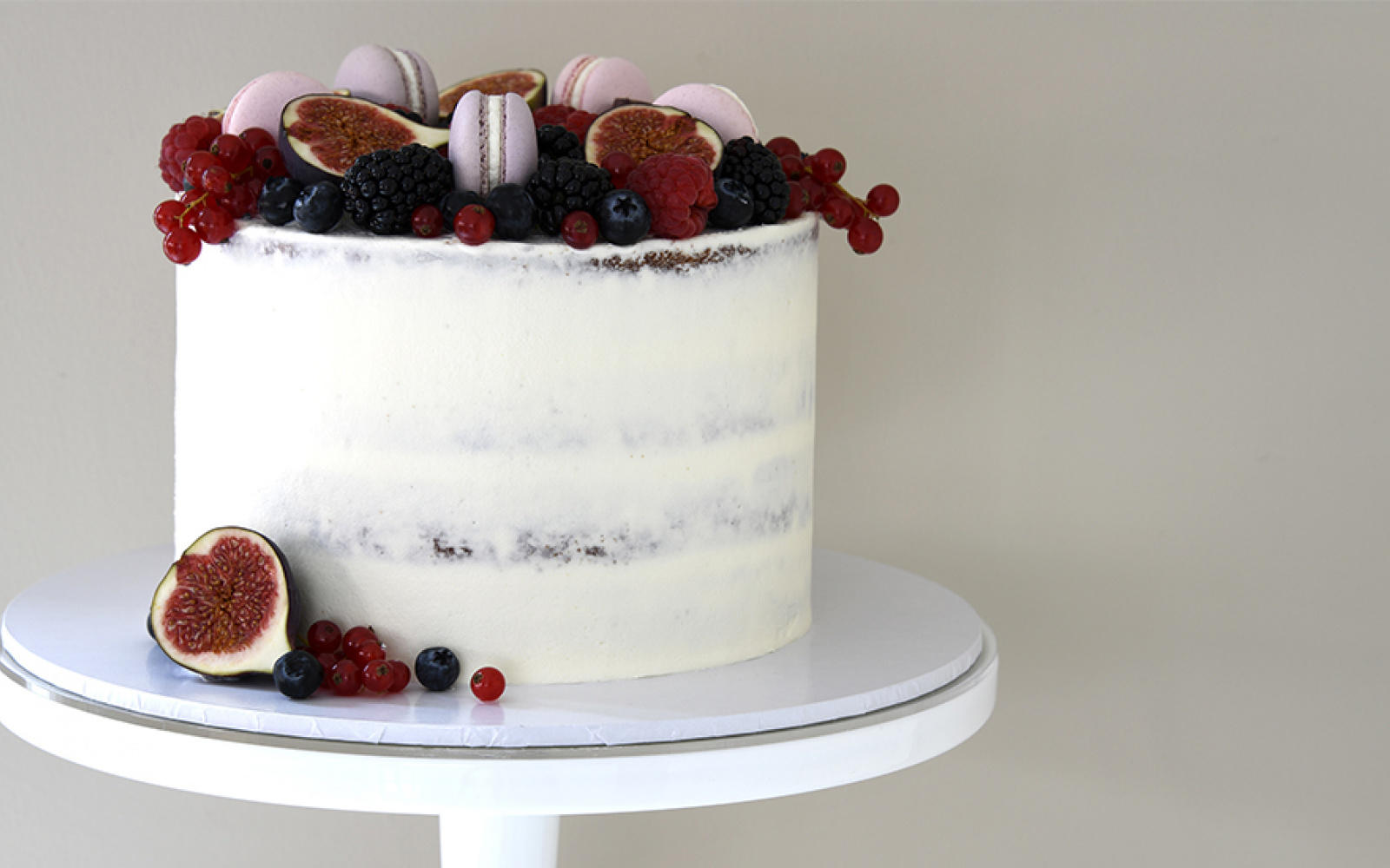 Real Wedding Bella Cakes by Sharon Wedding Cake Designer Swindon Wiltshire Bix Manor Henley-on-Thames Oxfordshire single-tier buttercream fresh autumnal fruit