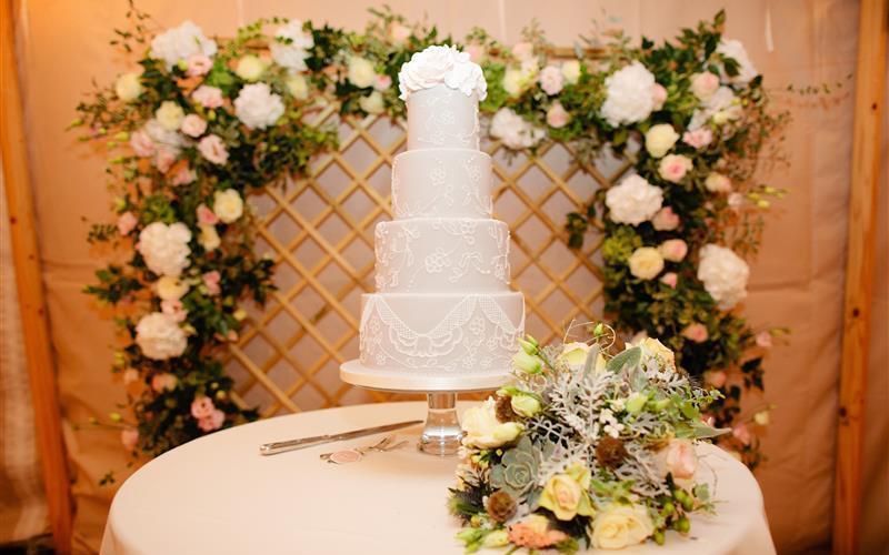 Hannah Hickman Creative Wedding Cake Makers Whitewed approved designer showstopper centrepieces Cheltenham Gloucestershire lace design