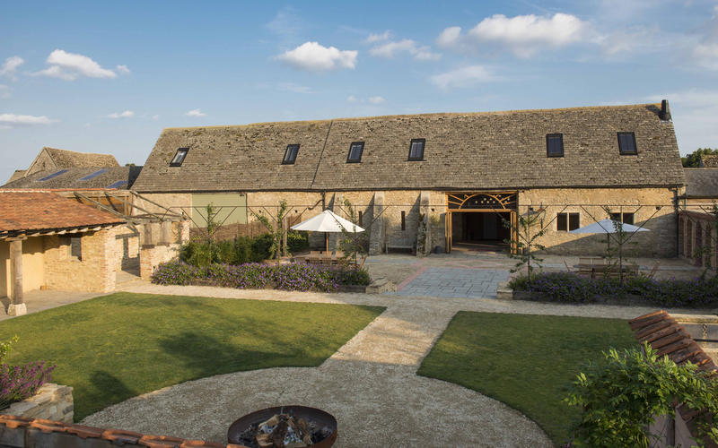 Wedding Venue: Oxleaze Barn, Lechlade, Gloucestershire 