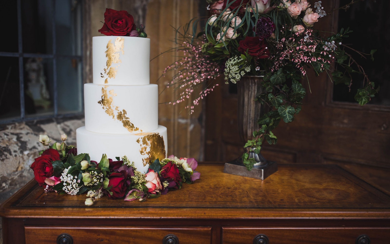 The Whitewed Directory from the professionals blog ten top tips for planning your wedding day cake gold leaf decor fondant icing real flowers 